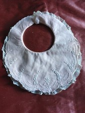 Mignon ancien BAVOIR bébé rose, blanc, dentelle, broderie main - Parfait état