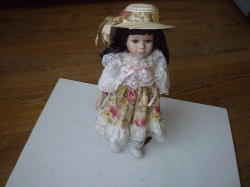 Poupee ancienne sur - socle, bois