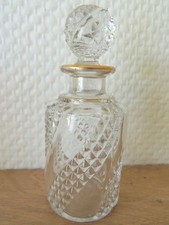Petit Flacon en cristal de BACCARAT modèle Serpentine nécessaire de toilette. 