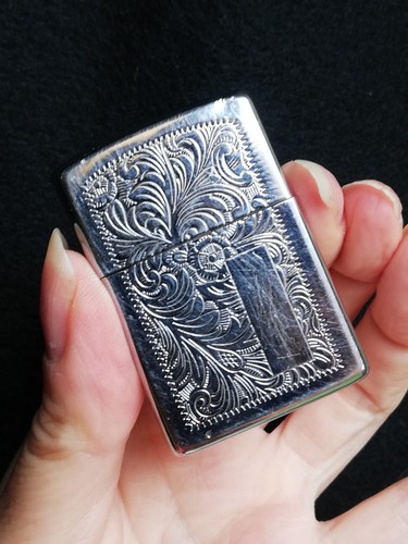 Zippo argenté gravé