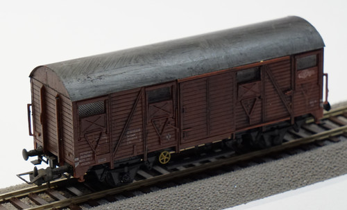Wagon couvert à - , essieux