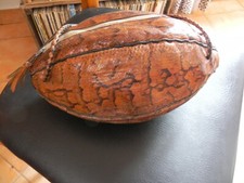 Sac vintage en python en forme de ballon de rugby Objet populaire afrique