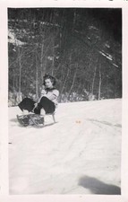 ANCIENNE PHOTOGRAPHIE JEUNE FEMME A LA MONTAGNE SPORT D'HIVER LUGE