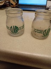 Deux pots de yaourt anciens en