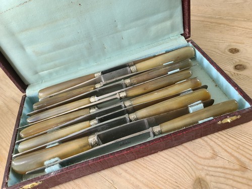Ancien coffret couteaux - 12,