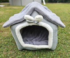 Panier cabane gris et blanc, pour petits chiens ou chats, en très bon état