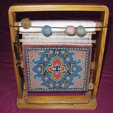Ancien petit Métier en bois avec tapisserie.