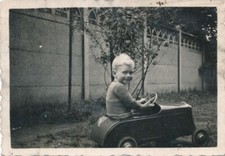 Snapshot jeune garçon sur une