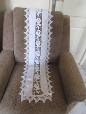 très beau napperon chemin de table ancien bordé de dentelle 1,15 m x 0,30 m