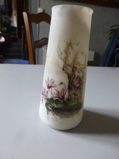 ancien  vase en  pâte de verre  décor  fleuri  émaillé