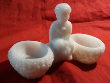 SALIERE EN OPALINE BLANCHE VALLERYSTHAL/PORTIEUX JEUNE ENFANT ASSIS  N°723/2