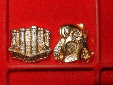 2 feves en metal doré -