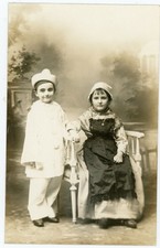 CARTE PHOTO, un garçon en pierrot & une fille en costume déguisement par Dumont
