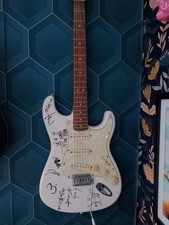 Guitare dédicacée par les