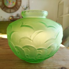 VASE BOULE EN VERRE VERT MOULE PRESSÉ DEPOLI EPOQUE ART DECO