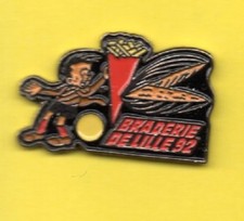 Pin's pins lapel pin Braderie de LILLE 92 Moule cornet de Frites Couleur NOIR