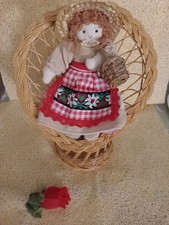 petite poupée de chiffon + son fauteuil en osier tressé Vintage