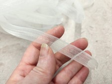 Crin de polyamide pour chapeau