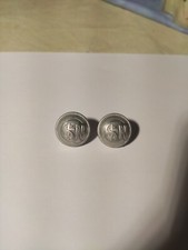 2 boutons bombés en métal