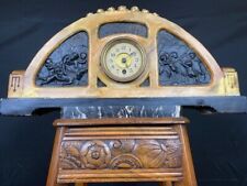 Horloge vintage Art Nouveau en plâtre imitation bois et pierre noire avec frise
