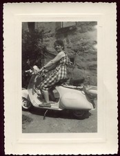 photo ancienne . Scooter 
