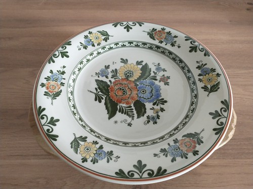 Joli grand plat creux - , à