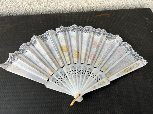 Eventail ancien blanc - , –