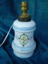 ancienne lampe à pétrole en porcelaine de Paris  fin XIX ème électrifié
