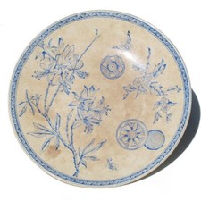 Ancienne assiette montée en faïence Terre de Fer motif papillon et fleurs Iris