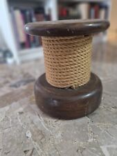 POULIE DE MARINE A USAGE DE TABOURET.  BOIS ET CORDE