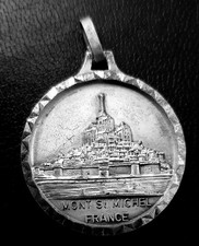 Médaille religieuse milieu XXe Saint Michel terrassant le Démon (Mont St Michel)