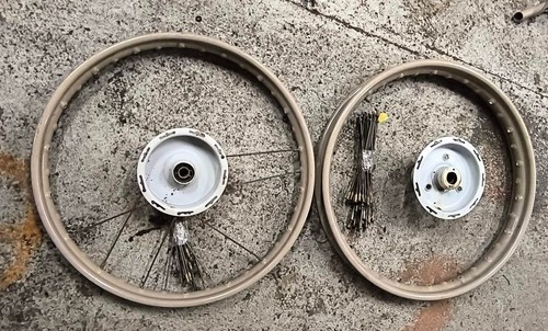 Roue repeinte motobecane 125 - 2,