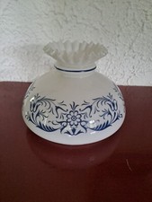 GLOBE A COLLERETTE EN OPALINE BLANCHE DECOR FLORAL BLEU DIAM 20CM I205