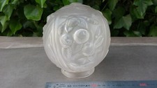 Ancien globe en verre pressé ART DECO à motif floral, roses. A restaurer.