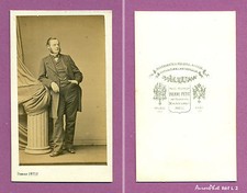 CDV PIERRE PETIT à PARIS : HOMME DE LA BOURGEOISIE  ACCOUDÉ SUR COLONNE,1865 -L2