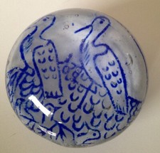 Sulfure Presse Papier décor Cigogne bleu blanc à identifier Publicité ?