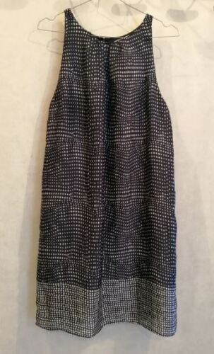 Robe soyeuse noire épaules
