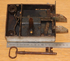 VINTAGE ancienne SERRURE de PORTE serrurerie AVEC UNE CLE