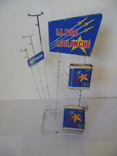 PRESENTOIR PUBLICITAIRE LA PILE LECLANCHE  H 32 cm L 20 cm en tole années 50-60