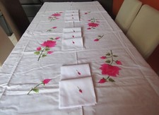 Jolie NAPPE DE TABLE BLANCHE