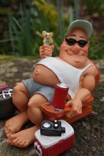 841.811  FIGURINE HUMOUR PLAGE  BIERE  CAMPING VACANCES BARBECUE CAMPEUR DERNIER