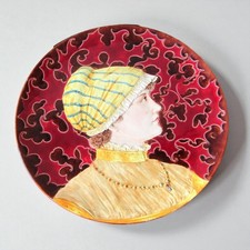 Sarreguemines. Majolica. Plat en faïence à décor d'un portrait de femme, fin XIX