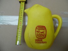 ancien vintage pichet plastique jaune vin vieux tonneau