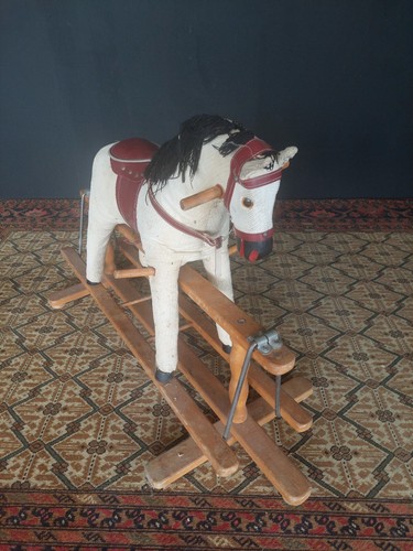 Ancien cheval bascule - à,