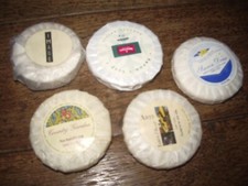 5 MINI SAVONS parfumés ronds différents neufs emballés Hôtels voyage Collection