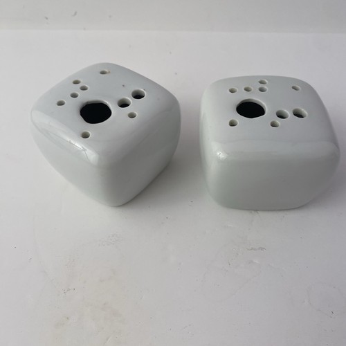 Deux vases pique - deux,