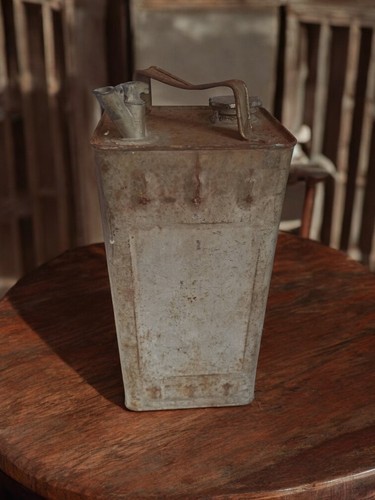 Jerrican essence ancien