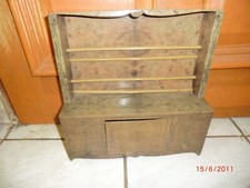 Ancienne armoire de poupéés avec porte qui s'ouvrent, en métal peint