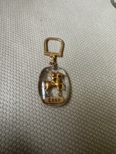 PORTE CLE PETROLIER MADAME GOUTTE ESSO DORE