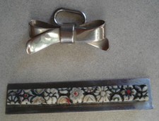 Lot Art Déco pendentif et broche en métal chromé et bakélite.